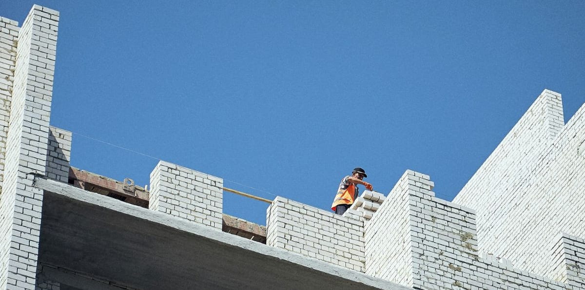 Ministro diz que falta mão-de-obra para construir habitação