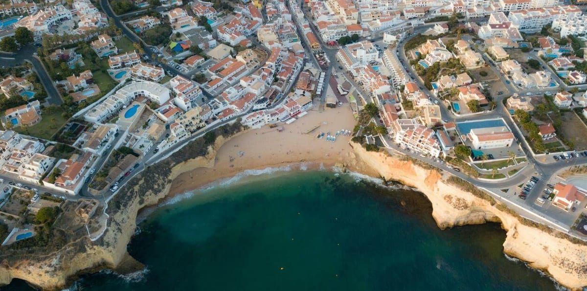 Investidores estrangeiros dominam compras de casas no Algarve