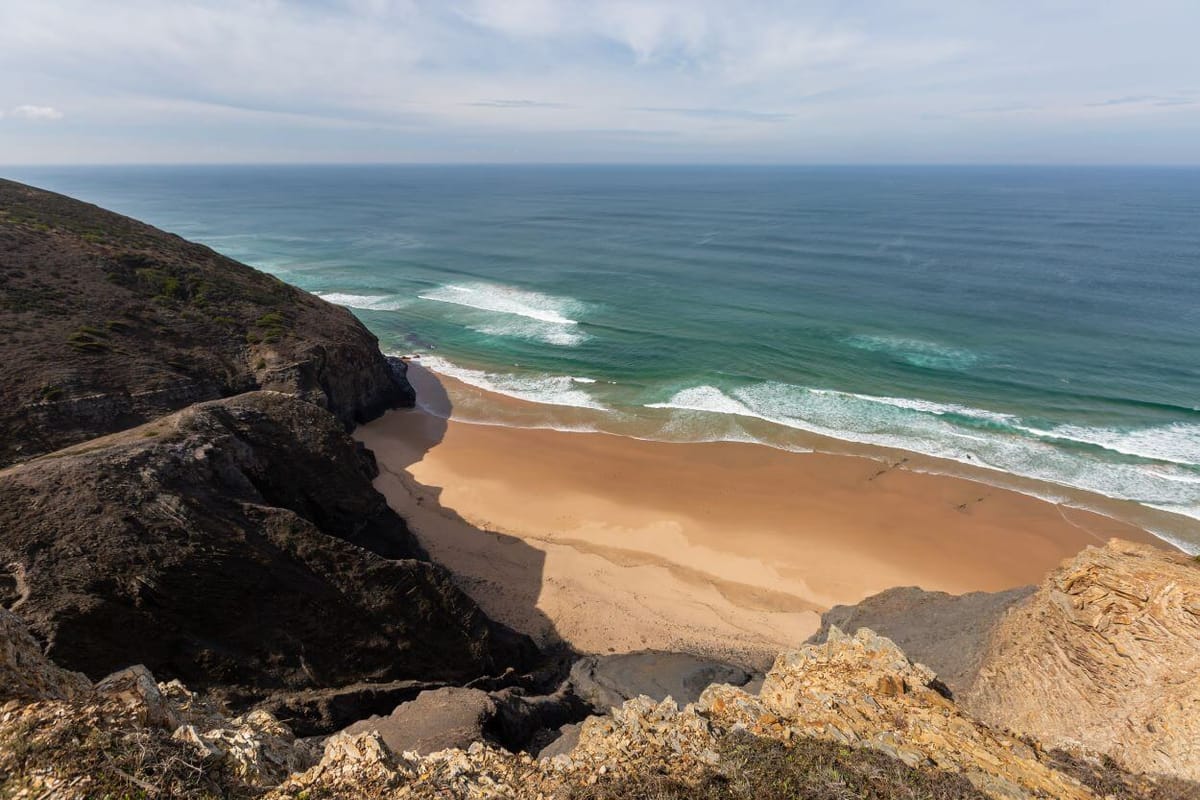Praias quase secretas para descobrir em Portugal