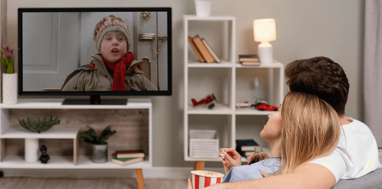 Casal a assistir ao filme Sozinho em Casa