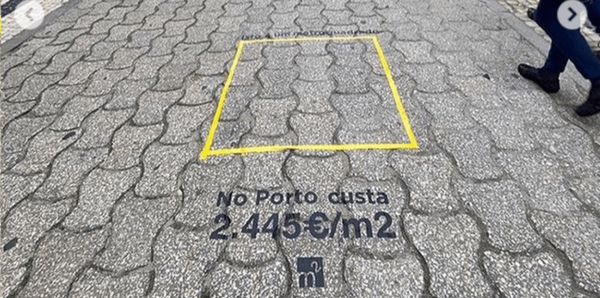 Mariana cola quadrados amarelos nas ruas para alertar para a crise na habitação