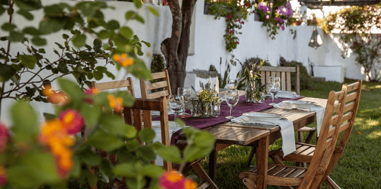 Decoração de espaços exteriores: tendências e cores Pantone 2025