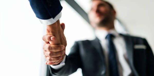 Como lidar com clientes difíceis no imobiliário e transformar atrito em negócio