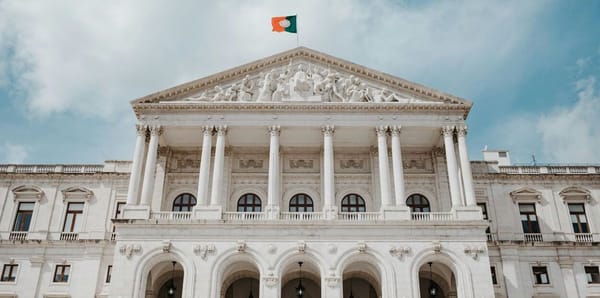 Mais Habitação: Abstenção do PSD e CDS-PP dita chumbo dos projetos da IL e Chega