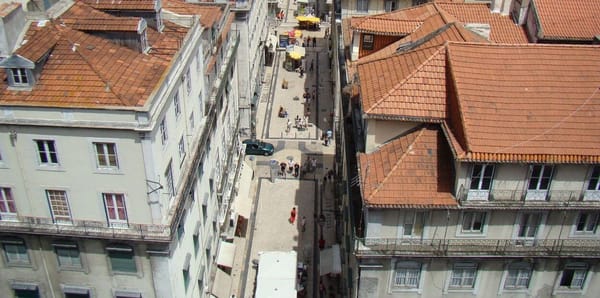 a autarquia possa assumir o contrato de arrendatários com mais de 65 anos, independentemente dos rendimentos auferidos ou da